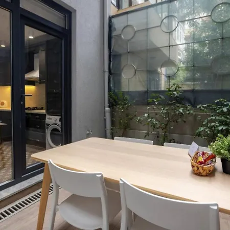 Amazing Luxury Duplex High Ceiling Patio! #403 아파트 *